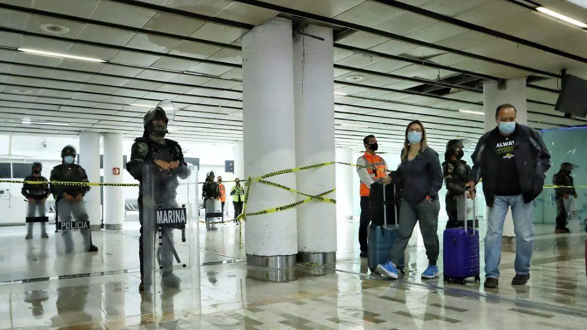 Elementos de Marina cuidando aeropuerto AICM